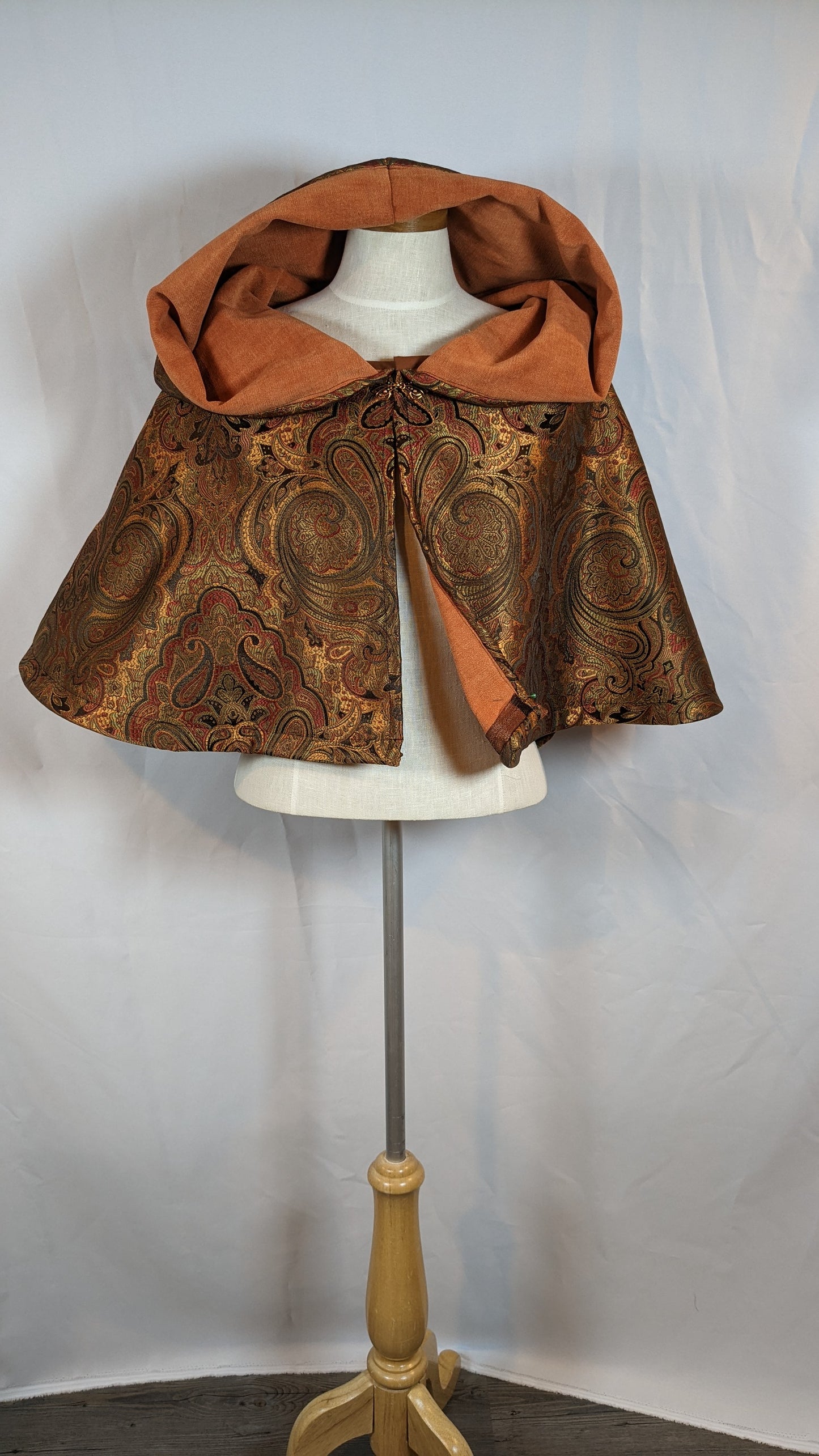 Capelet Inferno Damask