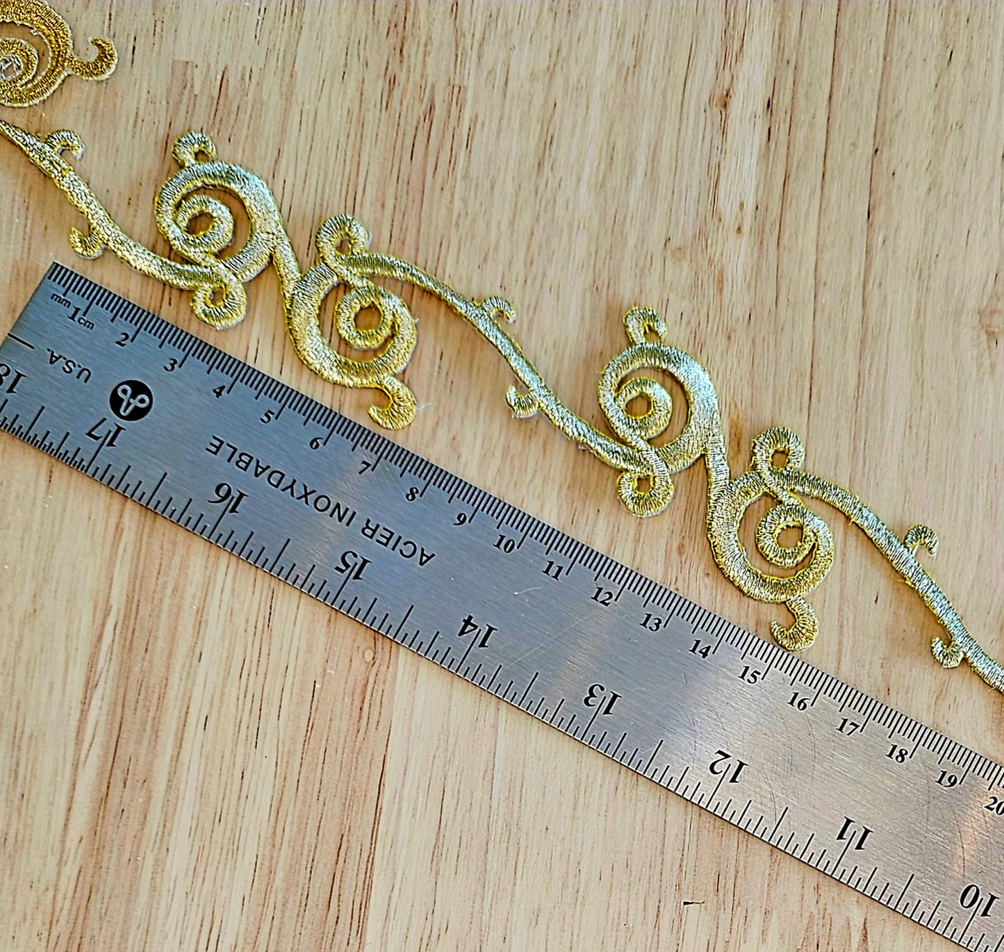 Applique Swirl Trim - Gold - 32mm